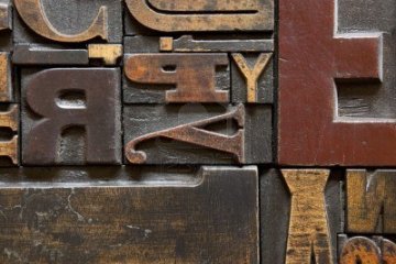 gallery/7320875-oude-drukpers-brieven-over-willekeurig-gerangschikt-richten-over-gehele-oppervlak